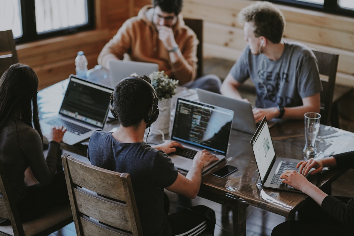 Iconos de LinkedIn y Facebook conectados al panel SCM